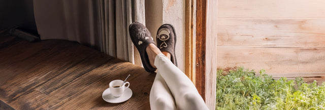 Primo piano di Coffee Time Sabot Unisex braunmeliert