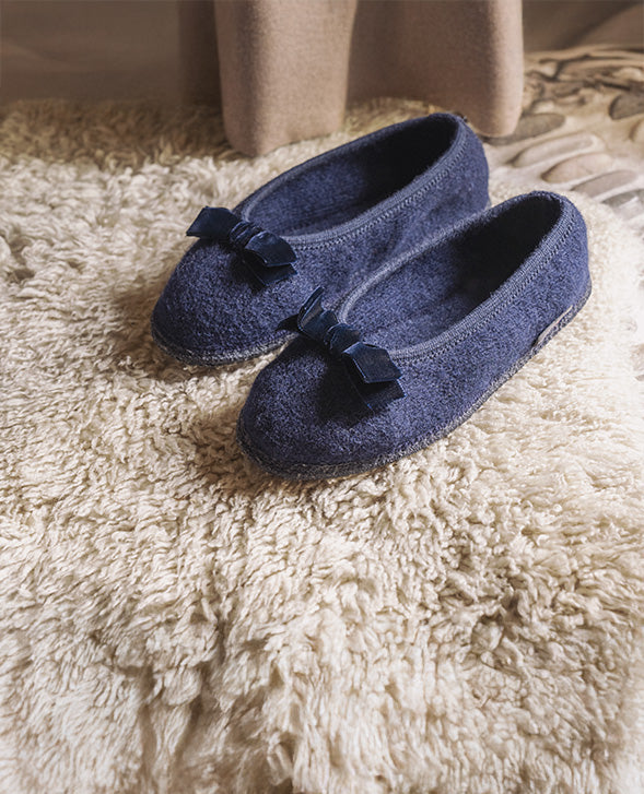 Primo piano di Fiocco_Scarpe_Donna_mittelblau su tappeto