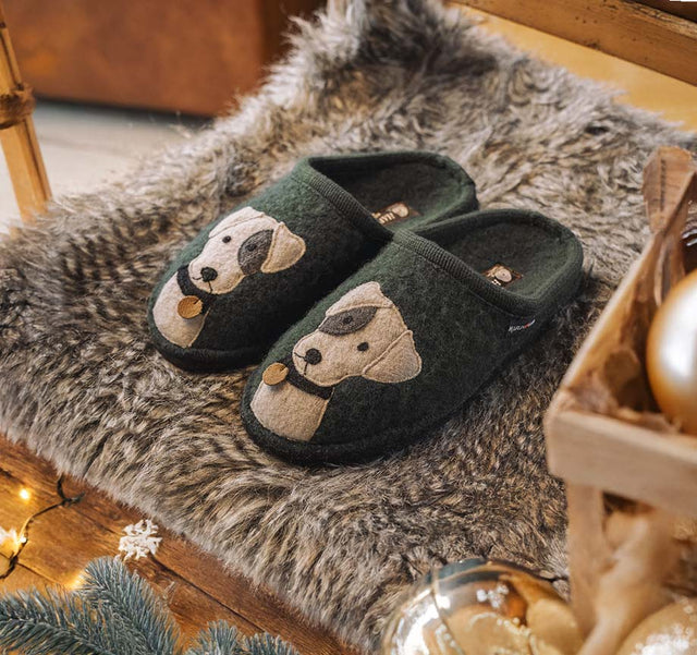 Primo piano di pantofole Rudi unisex verde in atmosfera natalizia