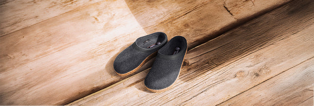 Pirmo piano Torben_Sabot_Unisex_graphit su pavimento di legno