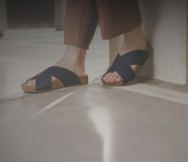 primo piano di ciabatte donna Haflinger Bio Mio blu navy in sughero e pelle, comode con fasce incrociate e plantare anatomico.