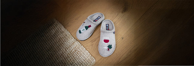 Pirmo piano dall'alto di pantofole Wine Time Sabot Unisex papiermeliert appoggiate su pavimento di legno
