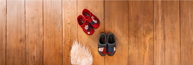 Primo piano visto dall'alto di pantofole Theo Sabot Unisex anthrazit e Cucho Sabot Donna paprika
 