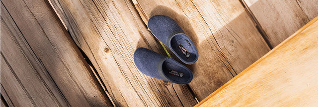 Primo piano con vista dall'alto di pantofole Torben Sabot Unisex jeans
