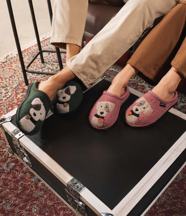 pantofole rudi verde e rosa indossati da uomo e donna 