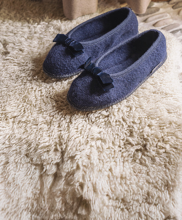 Primo piano di Fiocco_Scarpe_Donna_mittelblau su tappeto